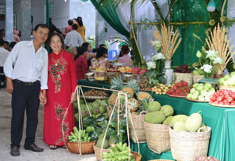 Cô dâu miền Tây được tặng 6 tạ trái cây, khách ăn no còn được gói mang về - 2