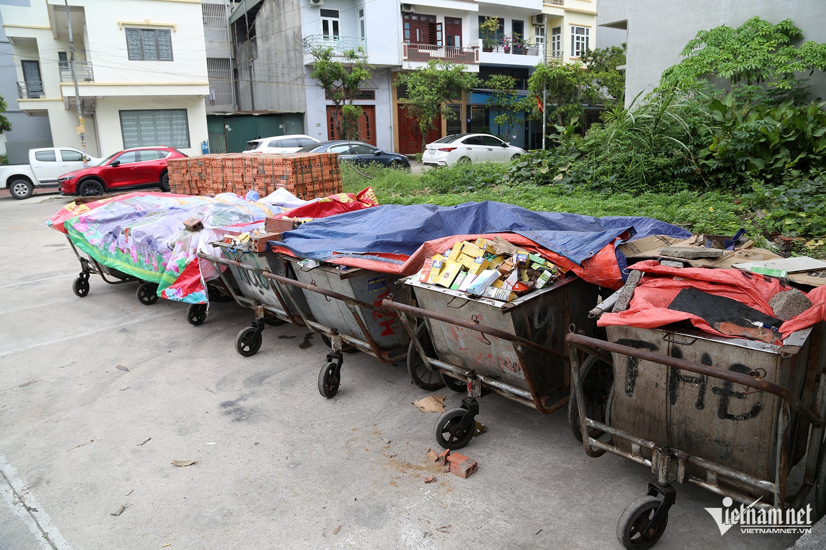 Hàng nghìn hộp thực phẩm chức năng đổ đống ở bãi rác, phát hiện 2 người khả nghi - 1 Hàng nghìn hộp thực phẩm chức năng đổ đống ở bãi rác, phát hiện 2 người khả nghi - 1
