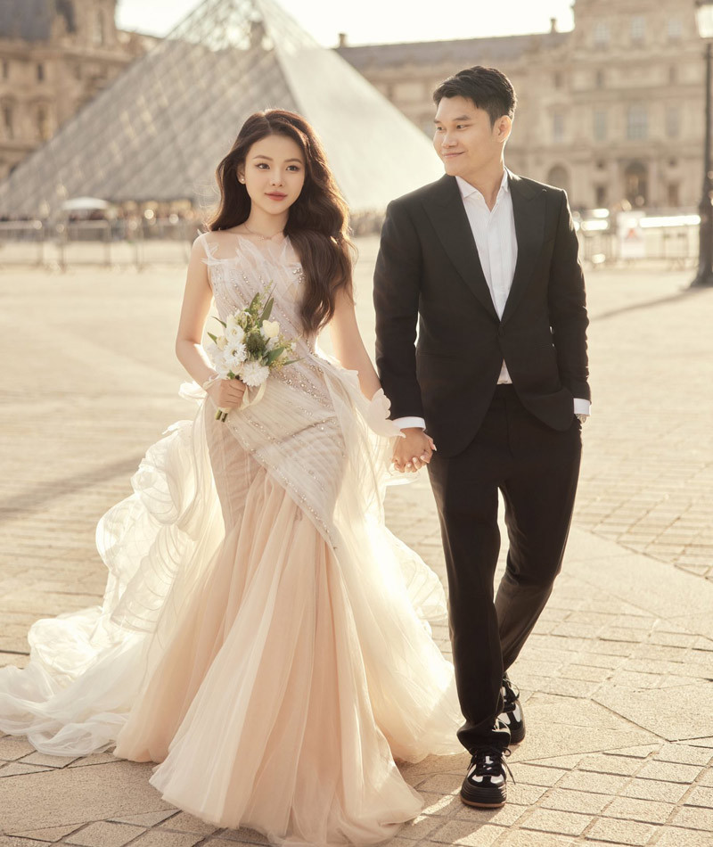Cô dâu ở TPHCM xinh như búp bê, đầu đội vương miện làm từ 10 cây vàng - 2