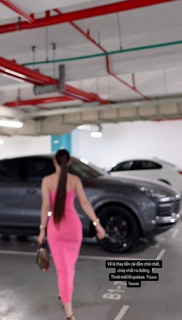 Người đẹp gây sốt với bóng lưng yêu kiều, body mỹ miều bên siêu xe: Hóa ra là nàng WAG sexy nhất làng bóng đá! Người đẹp gây sốt với bóng lưng yêu kiều, body mỹ miều bên siêu xe: Hóa ra là nàng WAG sexy nhất làng bóng đá!