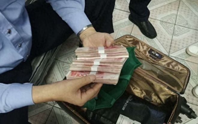 Tịch thu hơn 363 tỷ đồng tiền mặt nằm vương vãi trên gác xép nhà bà cụ nghèo 60 tuổi Tịch thu hơn 363 tỷ đồng tiền mặt nằm vương vãi trên gác xép nhà bà cụ nghèo 60 tuổi