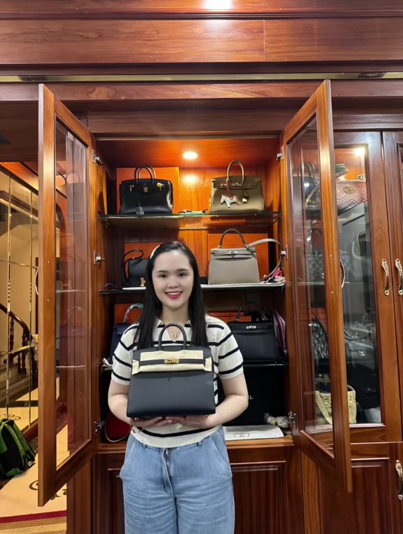 Dàn WAGs Việt kiếm tiền tỉ nhờ bán hàng online: Chu Thanh Huyền khoe đồ hiệu, lái xe sang, Quỳnh Anh còn khủng hơn - 6 Dàn WAGs Việt kiếm tiền tỉ nhờ bán hàng online: Chu Thanh Huyền khoe đồ hiệu, lái xe sang, Quỳnh Anh còn khủng hơn - 6