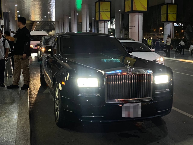 Soi siêu xe đón G-Dragon tại sân bay Nội Bài, là Rolls-Royce Phantom, giá khoảng 60 tỷ! - 1 Soi siêu xe đón G-Dragon tại sân bay Nội Bài, là Rolls-Royce Phantom, giá khoảng 60 tỷ! - 1
