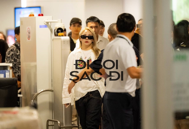 'Chị đại' CL (2NE1) 'thở cũng ngầu' đổ bộ Nội Bài, idol người Việt Hanbin (TEMPEST) đi giữa biển fan gây choáng! - 2 'Chị đại' CL (2NE1) 'thở cũng ngầu' đổ bộ Nội Bài, idol người Việt Hanbin (TEMPEST) đi giữa biển fan gây choáng! - 2