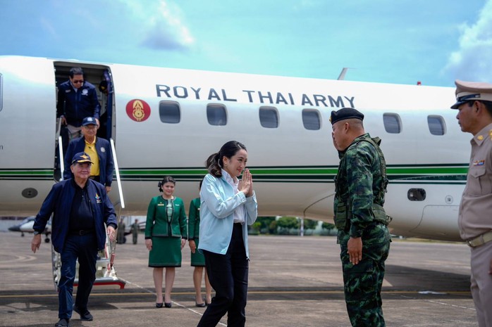 Thủ tướng Thái Lan đến căn cứ sát Campuchia, gặp tư lệnh quân khu 'được nhắc tên' - 1 Thủ tướng Thái Lan đến căn cứ sát Campuchia, gặp tư lệnh quân khu 'được nhắc tên' - 1