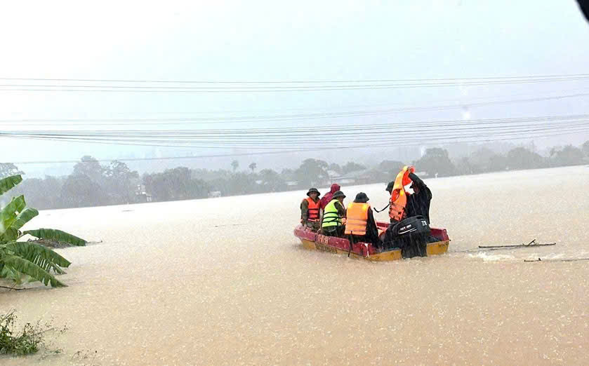 Thái Nguyên huy động hàng trăm cán bộ, chiến sĩ cứu trợ người dân vùng ngập sâu - 1 Thái Nguyên huy động hàng trăm cán bộ, chiến sĩ cứu trợ người dân vùng ngập sâu - 1