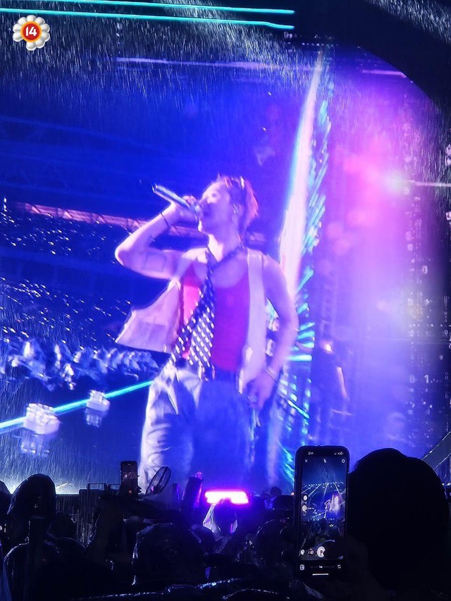 Trọn vẹn màn trình diễn của 'ông hoàng' G-Dragon tại Việt Nam: Lần đầu tắm mưa cùng hàng chục nghìn fan, có những giây phút không thể nào quên!