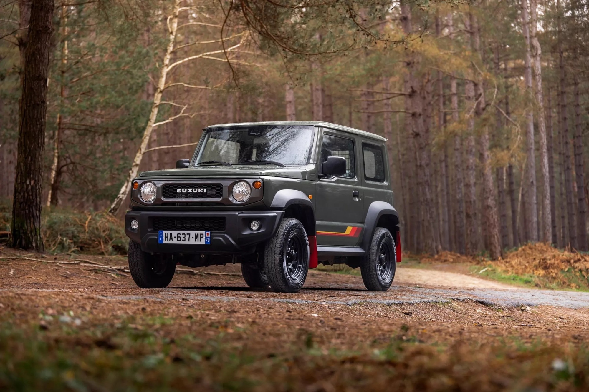 Suzuki Jimny có bản đặc biệt trước khi rời một thị trường: Độ nhẹ nhưng chất, khách Việt có thể tham khảo để làm mới xe mình Suzuki Jimny có bản đặc biệt trước khi rời một thị trường: Độ nhẹ nhưng chất, khách Việt có thể tham khảo để làm mới xe mình