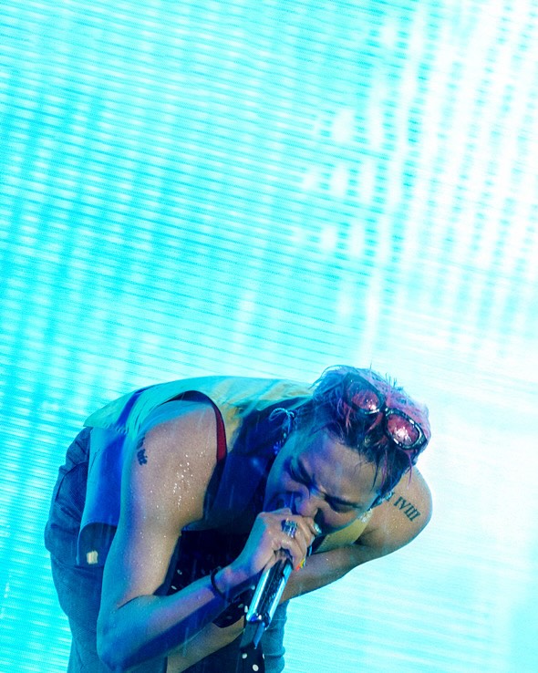 G-Dragon tự tay 'xả' cả kho ảnh tắm mưa giữa Mỹ Đình, mờ ảo nhoè nhoẹt nhưng 'nghệ cả củ'! - 8