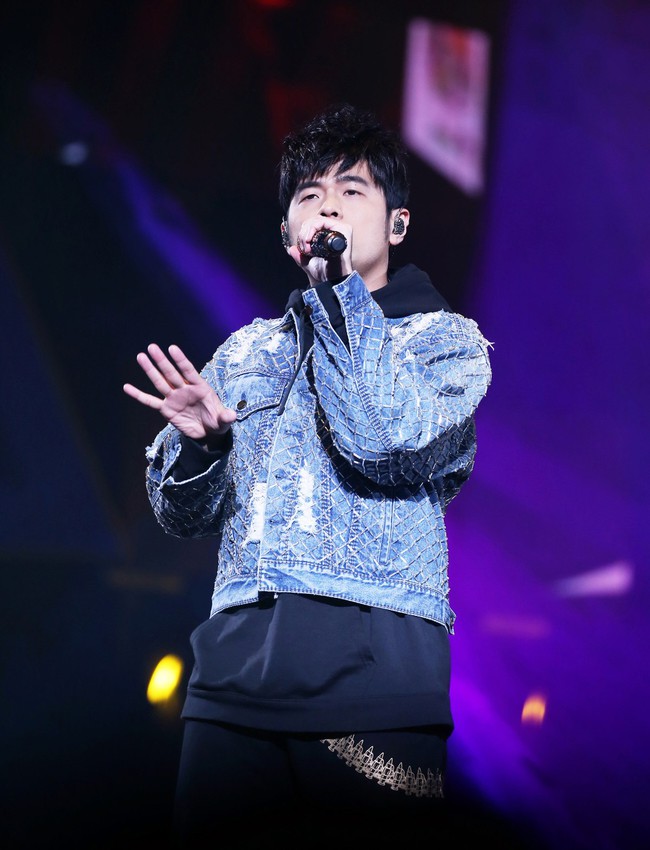 Tranh cãi chuyện mời nam ca sĩ top 1 showbiz về nhà mở concert riêng, netizen chốt 'đúng là không có gì ngoài tiền' Tranh cãi chuyện mời nam ca sĩ top 1 showbiz về nhà mở concert riêng, netizen chốt 'đúng là không có gì ngoài tiền'