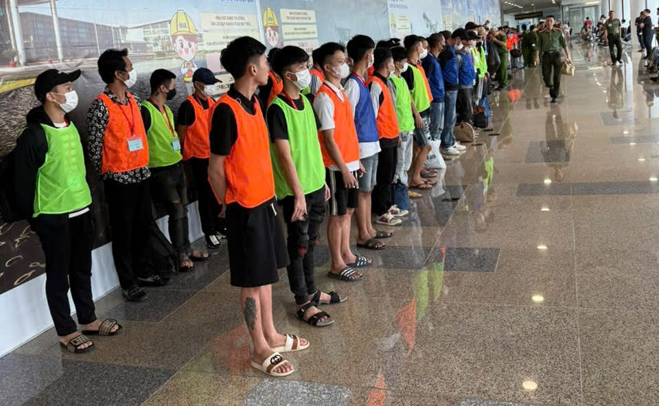 Vụ trăm cảnh sát vây bắt nhóm lừa đảo: Lộ kịch bản khiến 'con mồi' không lối thoát Vụ trăm cảnh sát vây bắt nhóm lừa đảo: Lộ kịch bản khiến 'con mồi' không lối thoát