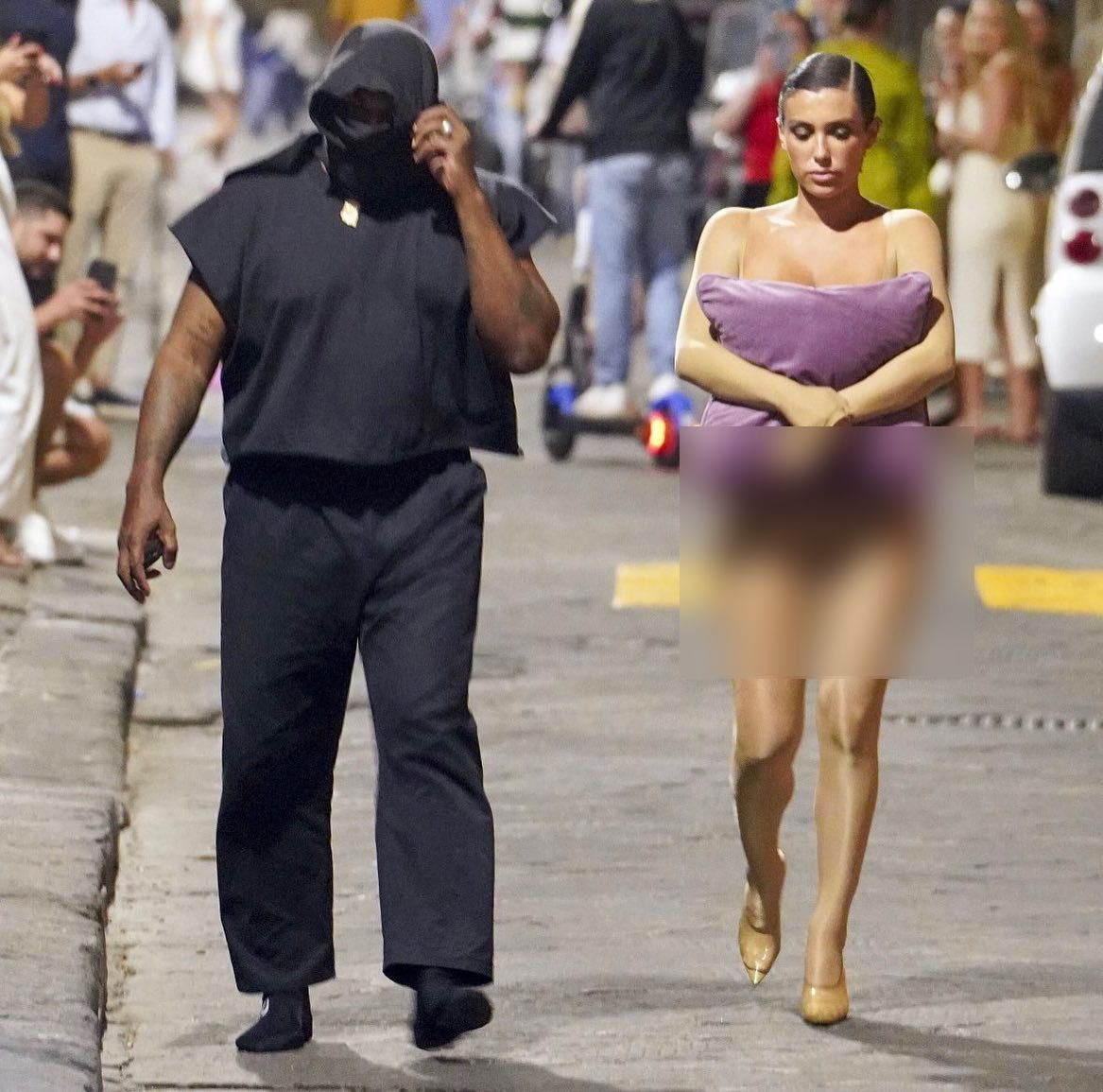 Sự thật trần trụi phía sau những màn hở hang lố lăng gây sốc của vợ Kanye West - 3 Sự thật trần trụi phía sau những màn hở hang lố lăng gây sốc của vợ Kanye West - 3