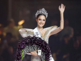 Á hậu Hoàn vũ giỏi 4 thứ tiếng bị tước danh hiệu vì thi Miss World