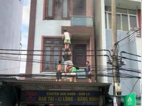 Hình ảnh hàng xóm bắc thang, cứu 4 người trong ngôi nhà đang cháy ở Hà Nội