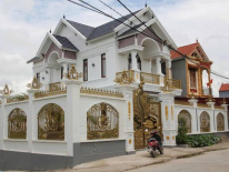 Hàng trăm cảnh sát vây bắt nhóm lừa đảo, hình ảnh nhà của đối tượng cầm đầu gây chú ý