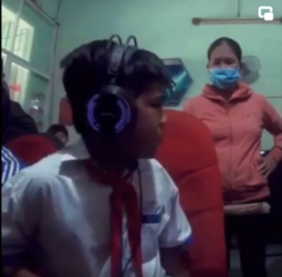 Đang mải chơi game thì được bạn nhắc 'quay sang trái', bé trai làm theo liền đứng hình khi nhìn thấy mẹ