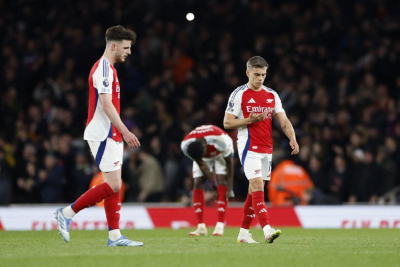 Arsenal đánh rơi chiến thắng, dâng cúp cho Liverpool - 9