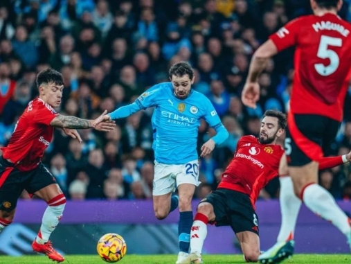 Sao Man City thừa nhận đội nhà 'chơi như U15' trước MU